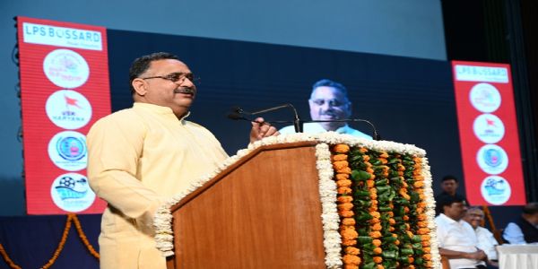 मदवि में  आयोजित कार्यक्रम में दीप जलाकर शुभारंभ करते मुख्य अतिथि