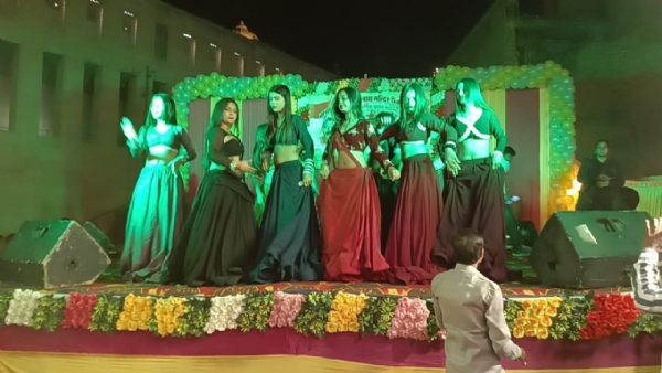 महाश्मशान नाथ के त्रिदिवसीय श्रृंगार महोत्सव के अन्तिम निशा में नगर वधुओं का नृत्य