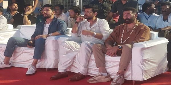 नमोघाट पर अभिनेता सनी देओल, रणदीप हुड्डा