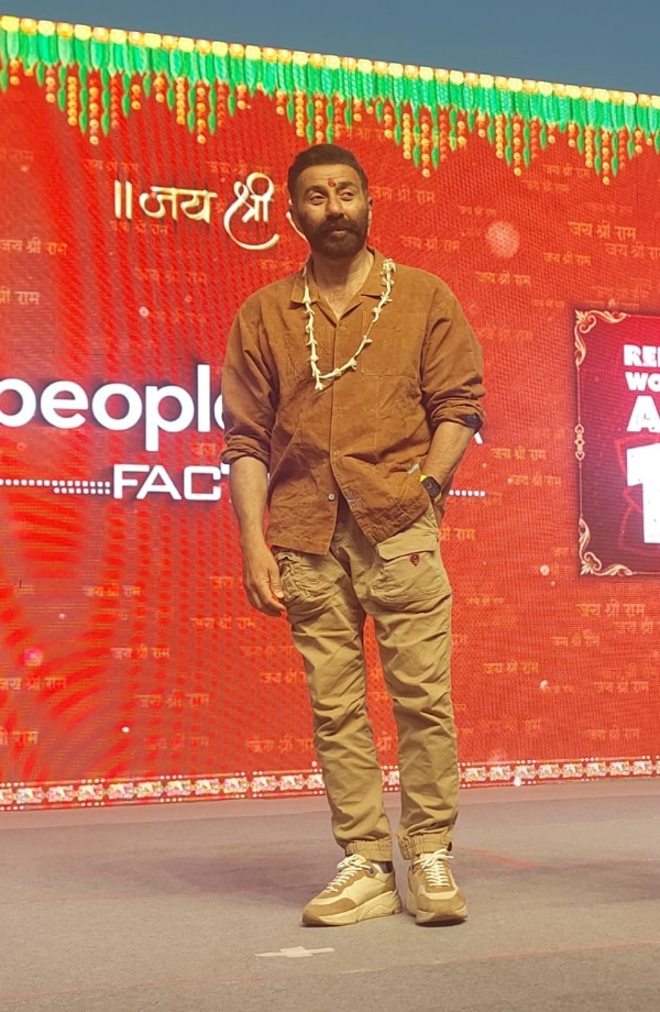 नमोघाट पर अभिनेता सनी देओल, रणदीप हुड्डा
