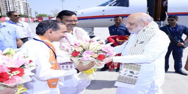 केन्द्रीय मंत्री अमित शाह का स्वागत करते हुए राजस्थान सीएम भजनलाल शर्मा और भाजपा प्रदेश अध्यक्ष राठौड़