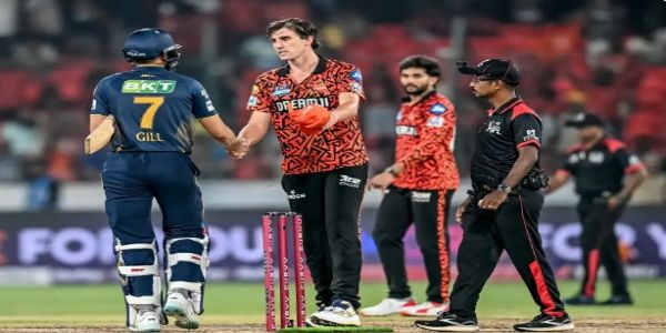 मैच के बाद गिल से हाथ मिलाते पैट कमिंस