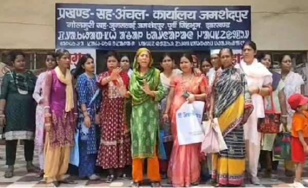 मंईयां योजना नहीं मिलने पर प्रदर्शन करती महिलाओं की तस्‍वीर