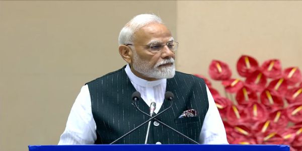 प्रधानमंत्री नरेन्द्र मोदी सोमवार को विज्ञान भवन में लोक सेवकों को संबोधित करते हुए