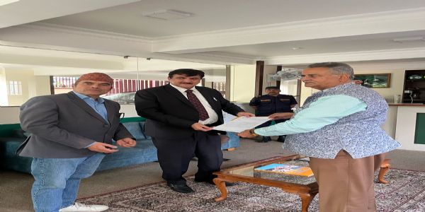 पाकिस्तानी दूतावास के अधिकारियों को ज्ञापन पत्र देते