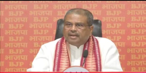 केंद्रीय मंत्री धर्मेंद्र प्रधान प्रेस वार्ता को संबोधित करते हुए