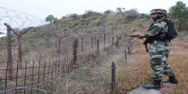 नियंत्रण रेखा के पास चौकसी बढ़ा दी गई है। फोटो-फाइल