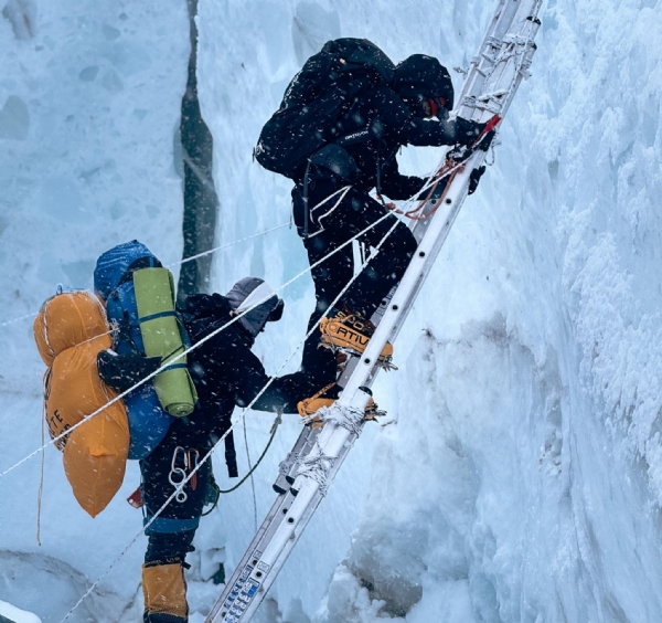 माउंट एवरेस्ट पर चढ़ाई करते पर्वतारोही माउंट एवरेस्ट पर चढ़ाई करते पर्वतारोही
