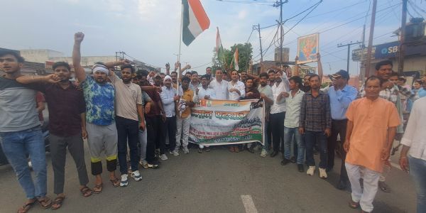 सेना के सम्मान में निकाली पदयात्रा
