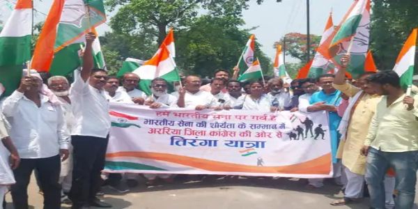 कांग्रेस ने सेना के समर्थन में जिला मुख्यालय में निकाली तिरंगा यात्रा
