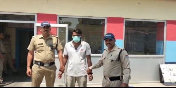 खर्चे के लिए पैसे न मिलने पर बेटे ने मां पर किया तलवार से हमला, गिरफ्तार