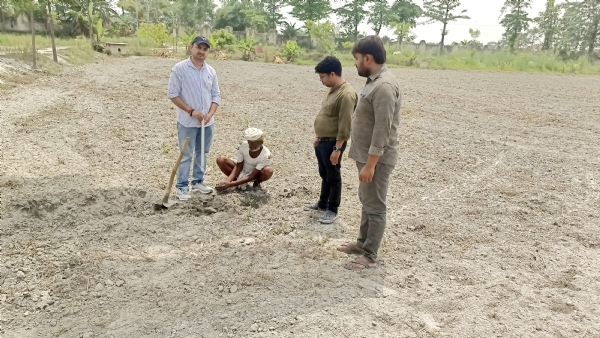 मिट्टी का नमूना लेते किसान