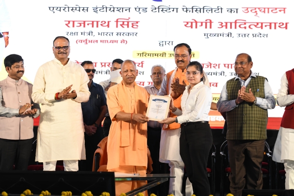 लखनऊ में ब्रह्मोस मिसाइल यूनिट उद्घाटन के मौके पर नियुक्ति पत्र देते मुख्यमंत्री योगी आदित्यनाथ।