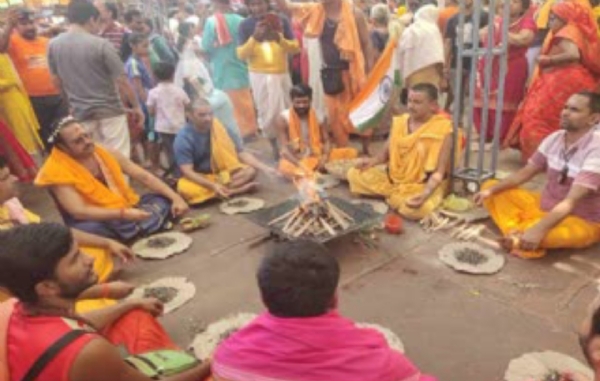 हवन करते हुए तस्वीर