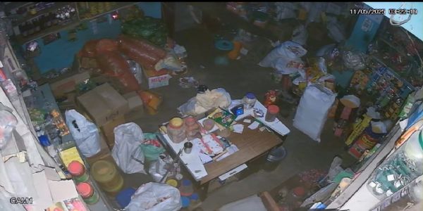 दुकान का गेट तोड़कर चावल खा गए हाथी, दहशत