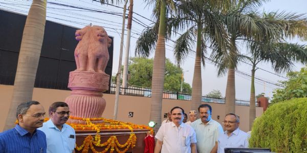 शक्ति, सत्य और प्रेरणा का प्रतीक अशोक स्तंभ मण्डलायुक्त कार्यालय में हुआ स्थापित