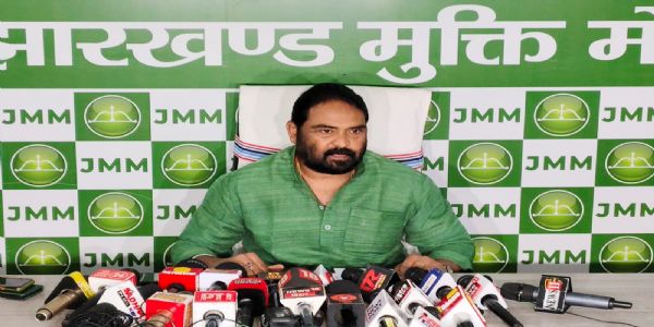 प्रशासनिक व्यवस्था को लेकर जनता को गुमराह कर रहे बाबूलाल : पांडेय