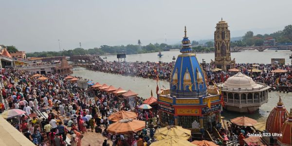 (अपडेट) हरिद्वारः बुद्ध पूर्णिमा पर आठ लाख श्रद्धालुओं ने लगाई पवित्र गंगा में डुबकी