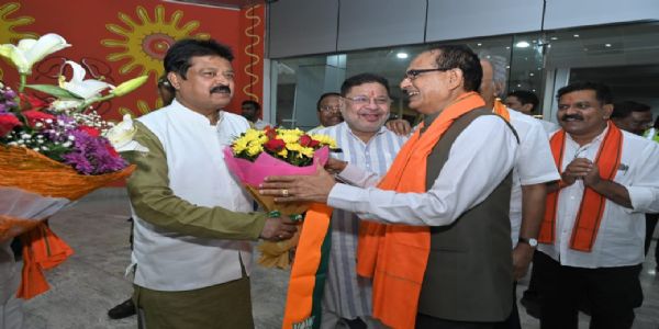 केंद्रीय मंत्री शिवराज रायपुर पहुंचे, भाजपा नेताओं ने किया आत्मीय स्वागत