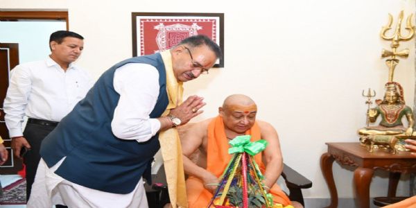 कैबिनेट मंत्री गणेश जोशी ने संतों से लिया आशीर्वाद, कुंभ आयोजन को लेकर की चर्चा