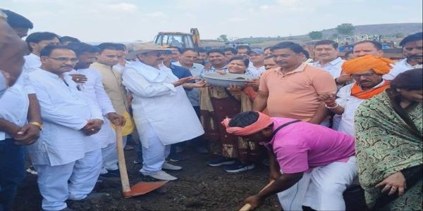 इंदौरः हलमा के आह्वान पर तालाब गहरीकरण के लिए रायकुंडा में जुटे सैकड़ों सेवाभावी
