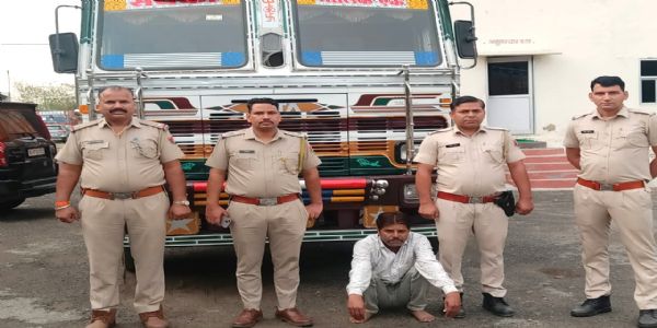 रायला पुलिस को मिली बड़ी कामयाबी: चंदन की लकड़ी से भरा ट्रक जब्त, तस्कर गिरफ्तार