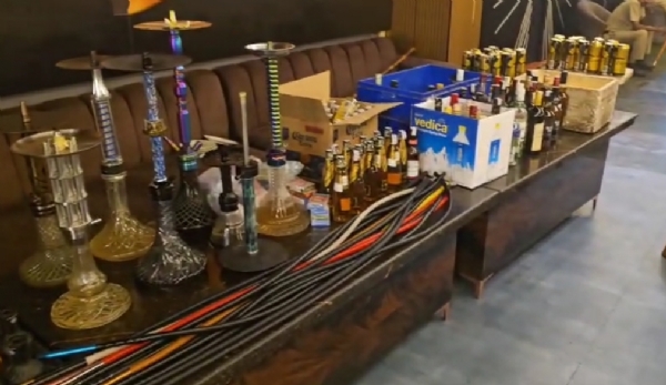 लाउंज में मिली अवैध शराब और हुक्का लाउंज में मिली अवैध शराब और हुक्का