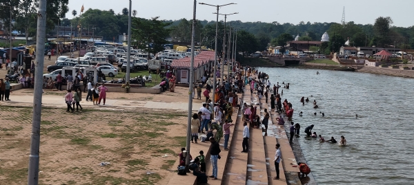 श्रद्धालु नर्मदा में डुबकी लगाते