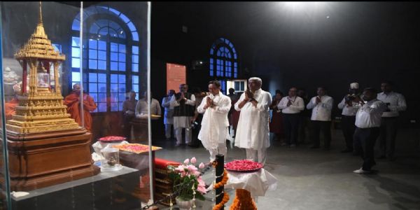 राष्ट्रीय संग्रहालय में पूजा करते हुए केन्द्रीय मंत्री किरेन रिजिजू और गजेन्द्र सिंह शेखावत