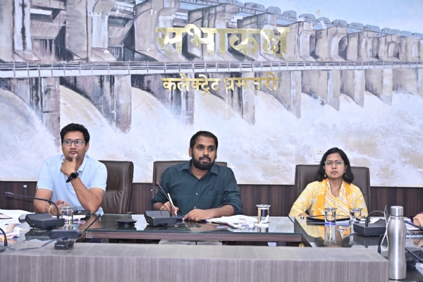 बैठक लेते हुए कलेक्टर व अन्य अधिकारी।