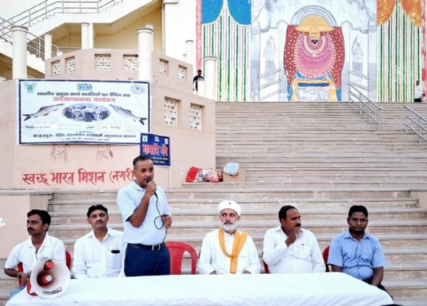 गंगा नदी में मछलियों को छोड़ते