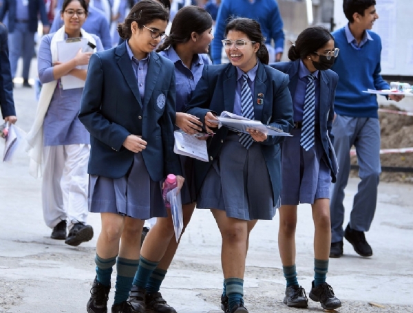 परीक्षा देकर निकलते हुए विद्यार्थी। फाईल