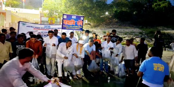 गंगा में जीवन का संचार: फतहां घाट पर छोड़ी गईं 10,000 मछलियां