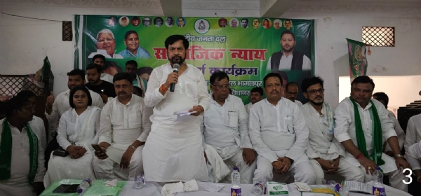 संबोधित करते अतिथि