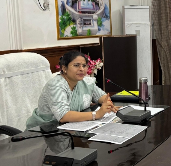 अधिकारियों के साथ बैठक करती जिलाधिकारी प्रियंका निरंजन