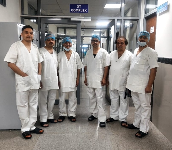 ऑपरेशन करने वाले डॉक्टरों की टीम