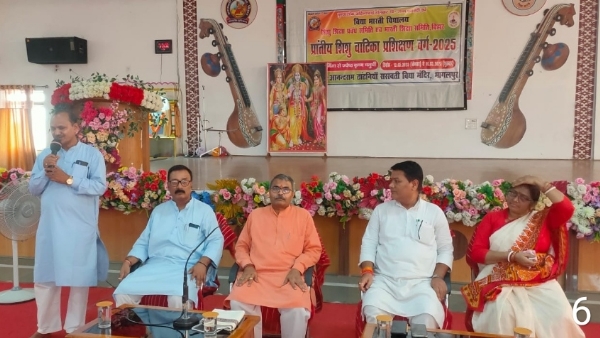 संबोधित करते अतिथि