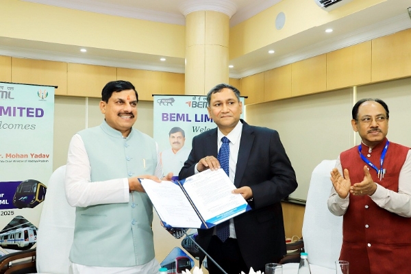 मुख्यमंत्री डॉ. मोहन यादव ने बेंगलुरु में बीईएमएल के सीएमडी को भूमि आवंटन पत्र सौंपा।