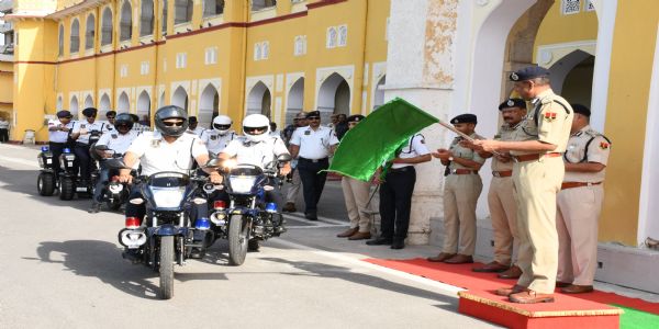 जयपुर पुलिस कमिश्नर ने हैंडहेल्ड स्पीड लेजर गन युक्त चार मोटरसाइकिल को दिखाई हरी झंडी