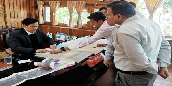 मंडलायुक्त ने भूमि विवादों, अतिक्रमण व धोखाधड़ी के मामलाें की समीक्षा की