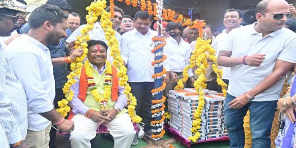 रेल आंदोलन समिति ने रावघाट-जगदलपुर रेल लाईन की सौगात मिलने पर बस्तर सांसद को लड्डुओं से तौला