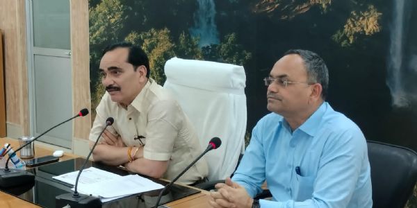 शिकायतों के निस्तारण में लापरवाही पर मंडलायुक्त का एक्शन मोड, तीन अफसरों को थमाया गया नोटिस