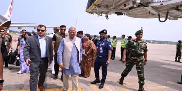 मुख्य सलाहकार डॉ. मोहम्मद यूनुस अपने सहयोगियों के साथ चटगांव के शाह अमानत अंतरराष्ट्रीय हवाई अड्डे पर।