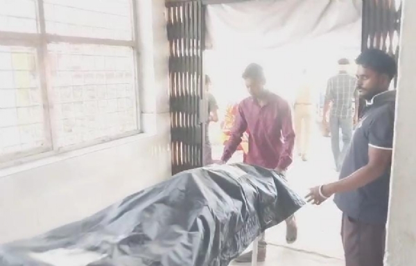सड़क हादसे में मृतक नरेश के शव को लेकर जाते स्वास्थ्य कर्मी।