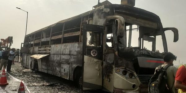 (अपडेट) लखनऊ बस अग्निकांड में दो बच्चों समेत पांच की मौत, शवों की हुई शिनाख्त