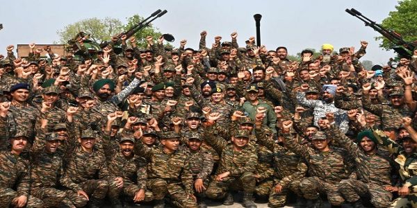 सेना प्रमुख ने पाकिस्तान के हमलों को नाकाम करने वाले बहादुर सैनिकों का हौसला बढ़ाया