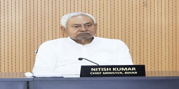 मुख्यमंत्री नीतीश कुमार की फोटो, बैठक के दौरान