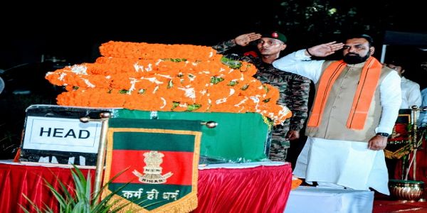 उप मुख्यमंत्री सम्राट चौधरी जवान काे शदाजलि देते्