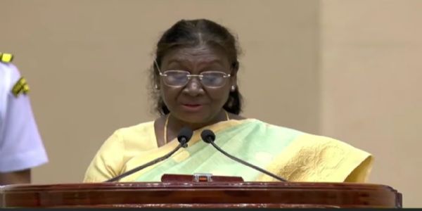 राष्ट्रपति द्रौपदी मुर्मु समारोह को संबोधित करते हुए