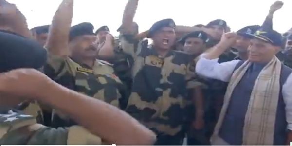 रक्षा मंत्री राजनाथ सिंह गुजरात के भुज में वायु सेना स्टेशन पर वीर वायु योद्धाओं का हौसला बढ़ाते हुए